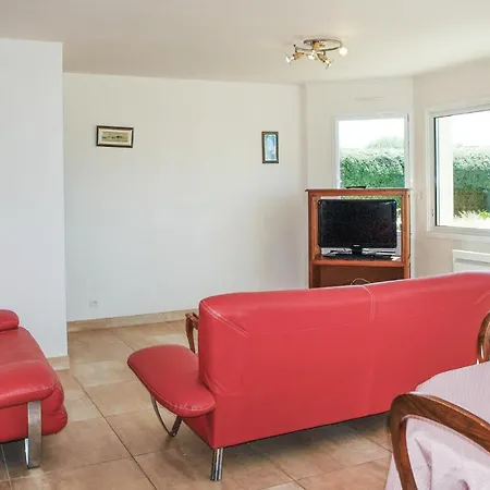 2 Bedroom Awesome In Kerlouan